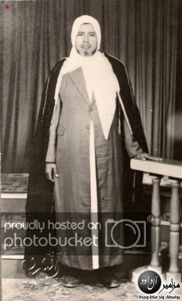 الشيخ عبدالله خياط جالسًا في موقع طبيعي